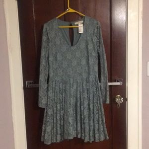Green lace juniors lace dress-NWT